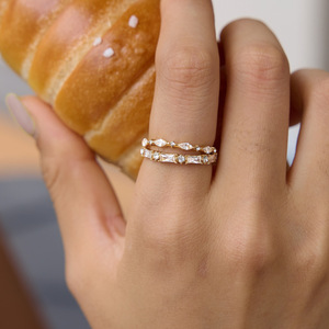 Anillo de Zirconia en Acero Inoxidable Chapado en Oro de 18K, Joyería Hipoalergénica de Lujo, Moderna y Premium para Mujer, Ideal para Uso Diario, Citas, Fiestas y Banquetes - Product Image 2