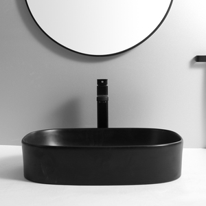 Évier de salle de bain de style moderne italien, noir mat, forme rectangulaire, lavabo en céramique