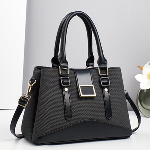 Bolso de mano clásico para mujer de cuero microfibra Saffiano con correa extraíble y cierre de solapa para uso diario. - Product Image 6