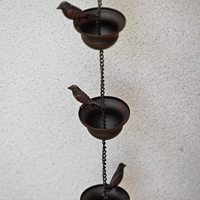 Chaîne de pluie décorative Oniya 12 pieds en bronze foncé avec oiseaux sur coupelle pour gouttières, avec support intégré, ornement de jardin, fournisseur de chaînes de pluie