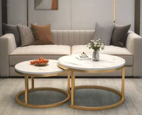 Ensemble de 2 tables basses gigognes rondes en marbre avec structure en acier inoxydable doré, style moderne et luxueux pour salon