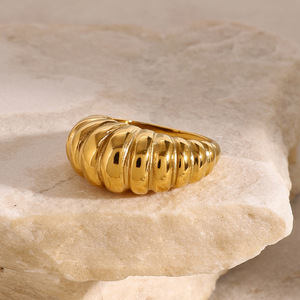 Anillo con Patrón Trenzado, Chapado en Oro de 18K, Acero Inoxidable, Diseño Geométrico, Joyería de Moda Unisex, Regalo - Product Image 3