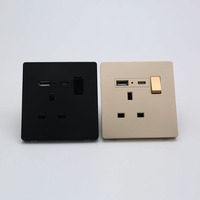 Prise murale BENDI 13A UK avec ports Type-C et USB-A, matériau PC ignifuge, IP22, avec interrupteur pour usage extérieur/industriel