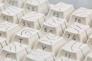 คีย์บอร์ดเกมมิ่งพร้อมไฟ RGB Backlight แบบ USB Type-C และบลูทูธ คีย์บอร์ดแมคคานิคอลโลหะแบบแม่เหล็กสำหรับพีซี - Product Image 4