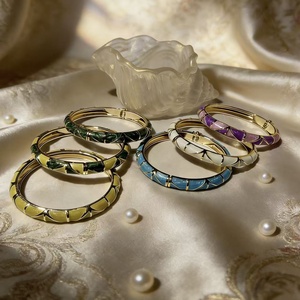 Venta al por mayor de fábrica: Brazalete de aleación de zinc chapado en oro con diseño geométrico étnico, joyería retro de palacio a la moda para mujer, regalo para el extranjero. - Product Image 1
