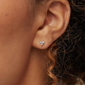 Pendientes Clásicos con Baño de Oro Blanco y Cristales Redondos de Diseño Geométrico para Uso Diario Femenino - Product Image 6