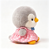Peluche pingouin gris mignon et moelleux, vêtu d'une robe à pois avec un nœud bleu, jouet en peluche pour enfants, cadeau pour enfants, peluche pingouin