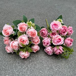 Vente en gros Offre Spéciale de décoration de mariage pour intérieur plusieurs couleurs Fleurs artificielles 10 têtes Bouquet de roses en soie - Product Image 2