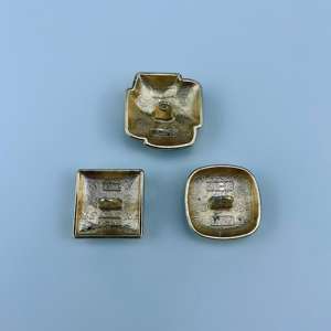 कस्टमाइज्ड पुरुषों के शेल्ड स्टड किए गए लोगो शर्ट में धातु मिश्र धातु बटन जस्ता चढ़ाना कस्टम पैटर्न सिलाई कपड़े को कवर करते हैं। - Product Image 5