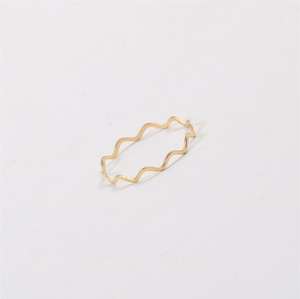 خاتم موجي رفيع من الفولاذ المقاوم للصدأ مطلي بالذهب، تصميم عصري أنيق قابل للتكديس بشكل متعرج - Product Image 2