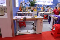 Zoyer ZY-HA03B alimente la machine industrielle de cachetage de couture d'air chaud certifiée par CE de bras avec le double moteur pas à pas