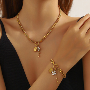 Ensemble Collier et Bracelet Femme en Acier Inoxydable Plaqué Or, Style Chic et Tendance, avec Pendentifs Fleur, Étoile, Carré et Breloques à Gland en Zircon Cubique - Product Image 2