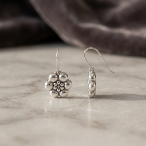 Pendientes colgantes románticos de plata 925 con flor y centro de polen - Product Image 3