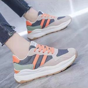 Chaussures de marche décontractées tendance et légères pour femmes, vente en gros, baskets respirantes en maille, nouvelles chaussures de course confortables et épaisses - Product Image 3