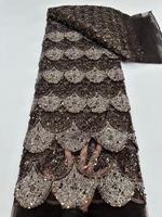 Tissu de robe de cérémonie haut de gamme, tissu brodé de sequins haute densité pour robe de mariée, tissu brodé de perles multicolores.