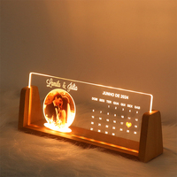 Veilleuse Personnalisable en Forme de U : Cadre Photo LED en Acrylique Personnalisé avec Base en Bois