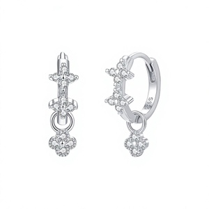 ต่างหูแบบ Huggie ประดับโมอิสซาไนต์รูปโคลเวอร์ 0.24 กะรัต |   เงินแท้ S925 ชุบทอง 14K ได้รับการรับรองจาก GRA |   เครื่องประดับหรูหราสำหรับผู้หญิง ของขวัญสุดหรู - Product Image 4