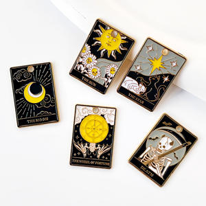 Dekorasi Halloween Kreatif Kartu <span class=keywords><strong>Tarot</strong></span> Matahari Bulan Bintang Gotik Kerangka Bros Perhiasan Hitam Aksesoris Liontin Gantungan Kunci - Product Image 1