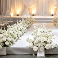 Élégante composition florale blanche pour allée, rangée de roses artificielles et de gypsophiles pour la décoration de mariages, cérémonies et événements