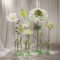 Ensemble de supports de fleurs de jardin blancs et verts mélangés, fleurs artificielles géantes en papier, décoration d'événements de mariage, présentation florale commerciale