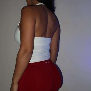 ชุดออกกำลังกาย 2 ชิ้น สำหรับผู้หญิง เสื้อสายเดี่ยวเปิดหลัง กางเกงขาสั้นเอวสูงไร้ตะเข็บ ยืดหยุ่นสูง ชุดกีฬา ชุดออกกำลังกาย - Product Image 5