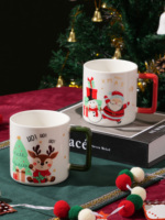 Tasse en céramique pour fête de Noël avec couvercle 3D en forme de nœud et cuillère en forme de cerf doré, idéale pour les échanges de cadeaux de bureau pendant les fêtes
