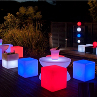 Table de jardin de luxe, chaise longue, table de bord de piscine