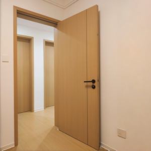 Porta Interna Personalizada em Carvalho Branco com Folheado Natural Cortado em Rift, Núcleo <span class=keywords><strong>S</strong></span>ólido, Acabamento em Cor e Dobradiça Oculta com Fechadura Magnética - Product Image 3