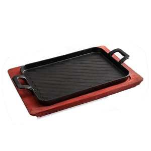 Assiette de <span class=keywords><strong>barbecue</strong></span> en forme de rectangle en <span class=keywords><strong>fonte</strong></span> avec deux poignées Assiette à steak avec base en bois - Product Image 1