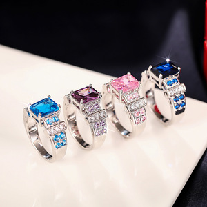 Anello Elegante a Quattro Punte di Forma Quadrata per Donne - Product Image 2