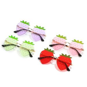 Lunettes de soleil tendance pour femmes, sans monture, avec logo personnalisé, lunettes de soleil colorées en forme de fraise pour femmes - Product Image 4