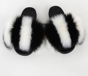 Chanclas de piel sintética coloridas de verano nuevas y personalizadas para mujer, pantuflas peludas, sandalias de pelo de zorro de imitación de talla grande para mujer - Product Image 3