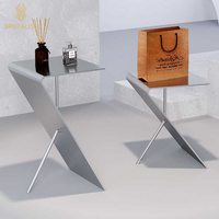 Diseño de Tienda de Ropa Moderna de Estilo Brutalista para Damas, Muebles Personalizables de Acero Inoxidable y Chapa de Madera para Decoración