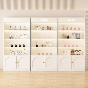 Mueble de Exhibición Cosmético Minimalista Blanco con Iluminación LED y Puertas de Almacenamiento para Salón de Belleza - Product Image 3