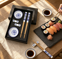 Ensemble de vaisselle en céramique de porcelaine bleue et blanche personnalisé en gros, avec bol à ramen, porte-baguettes et coffret cadeau pour thé matcha
