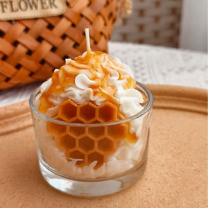 Bougie aromatique unique en verre en forme <span class=keywords><strong>de</strong></span> dessert glacé à <span class=keywords><strong>la</strong></span> fraise faite à <span class=keywords><strong>la</strong></span> main - Product Image 4