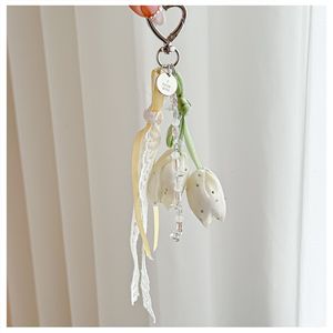 Porte-clés Fleur de Tulipe Faite à la Main, Breloque de Sac Élégante en Tissu avec Pompon en Ruban de Dentelle Délicat et Fermoir Cœur - Product Image 2