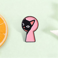 Broche émaillée Chat Noir Keyhole, base rose, chaton espiègle, pour décoration de sac à dos