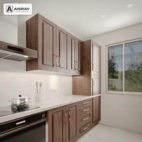 Ensemble de meubles de cuisine sur mesure, portes en bois massif classiques, aménagement en U et tiroirs à fermeture amortie, structure en MDF