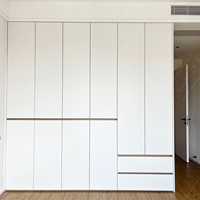Armoire Cloud White Écologique Grande Capacité avec Portes Segmentées Sans Cadre et Poignées Intégrées pour Maison Moderne