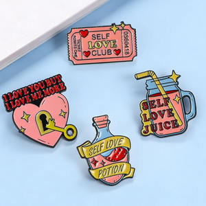 En gros, Épinglette en émail exquise 'Self Love' avec attache épingle de <span class=keywords><strong>s</strong></span>ûreté, personnalisable avec logo, pour accessoires de mode, cadeaux et usage quotidien - Product Image 1