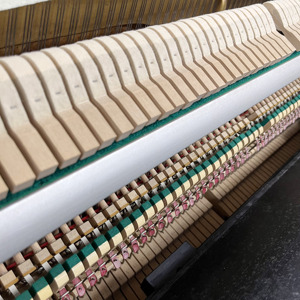 Piano droit japonais haut de gamme (d'occasion), idéal pour les performances et la pratique à domicile - Product Image 5