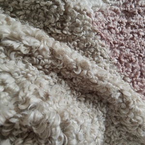 Tissu en fausse fourrure Teddy doux 100 % polyester color-block, directement de l'usine, textile peluche doux pour vêtements, animaux en peluche et couvertures - Product Image 5
