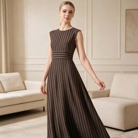 Robe longue vintage pour femme à rayures verticales, col rond, sans manches, taille haute avec détail ceinture, élégante pour le bureau ou décontractée