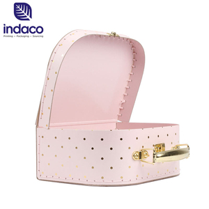 Caja cosmética rígida Indaco con lunares rosas, asa dorada e impresión en lámina. - Product Image 3