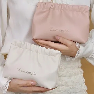刺绣女士旅行套装小袋粉色定制标志蓬松毛绒泰迪面料樱桃化妆化妆包