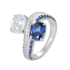 Argent 925 plaqué or 18 carats avec un design bicolore croisé bleu et blanc associant des saphirs et diamants de laboratoire empilés - Product Image 1