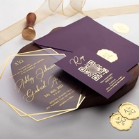 Ensemble d'invitations de mariage hexagonales en acrylique avec code QR RSVP, design moderne, violet prune et dorure à chaud, finition givrée