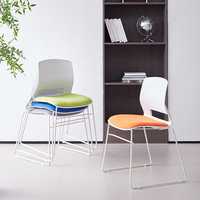 Chaise de bureau moderne et minimaliste avec dossier, design ergonomique pour personnel, idéale pour salles de réunion et formations ; chaise empilable
