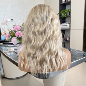 Perruque synthétique courte ondulée couleur blond froid avec dentelle transparente, faible densité 130% - Vente en gros - Product Image 6